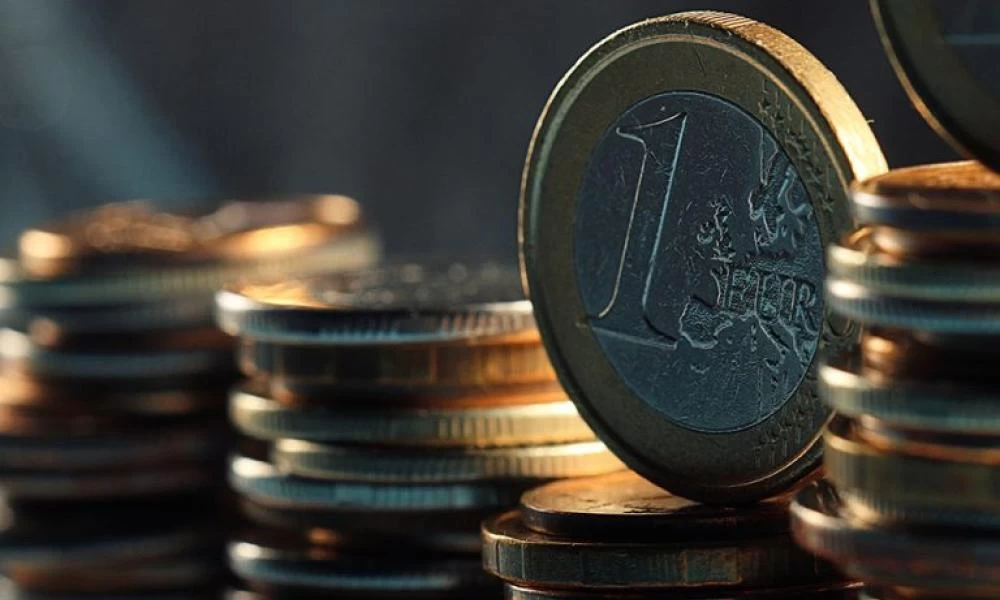 Στα 1,2142 δολάρια διαμορφώνεται το ευρώ